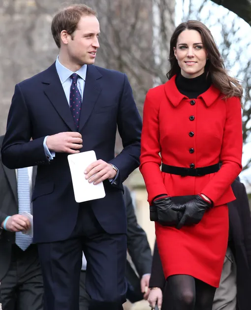 Принц Уильям и Кейт Миддлтон во время визита в Сент-Эндрюсский университет 25 февраля 2011 года