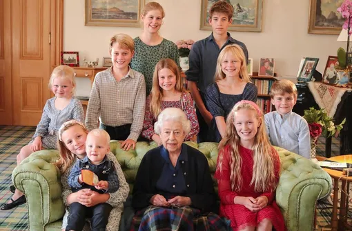 Королева Елизавета II с правнуками в Балморале