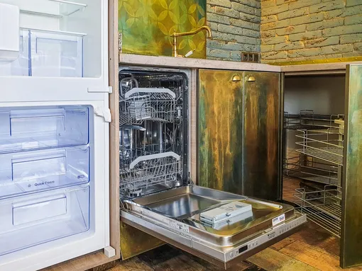 Пустая посудомоечная машина на кухне, как очистить посудомоечную машину с помощью уксуса и пищевой соды