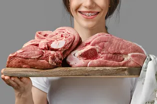 К чему снится сырое мясо женщине: толкование по известным сонникам