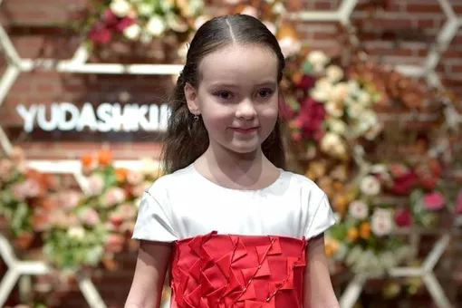 Обезьянки, «летучая мышь», павлин на торте: Филипп Киркоров потратил больше миллиона на 8-летие дочери (фото и видео)