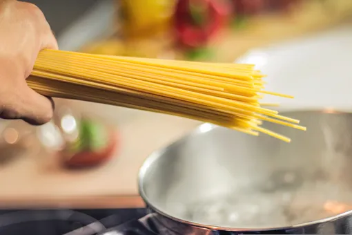 Как правильно готовить спагетти: сколько воды наливать и как долго варить, чтобы не слипались