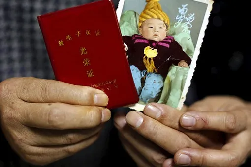 В Китае разрешили иметь второго ребенка, но миллионы семей остались без единственного наследника