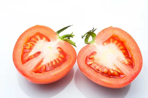Белые прожилки в томатах могут появиться из-за недостатка калия.