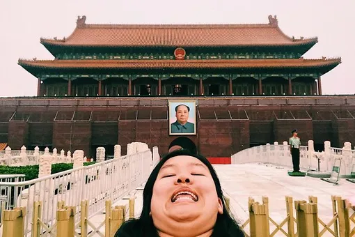 Китаянка протестует против идеальных туристических селфи забавным флешмобом