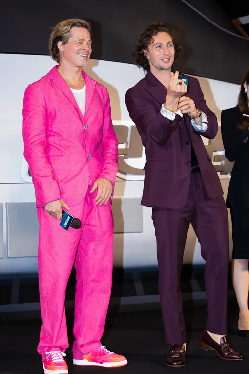 Брэд Питт в розовом костюме