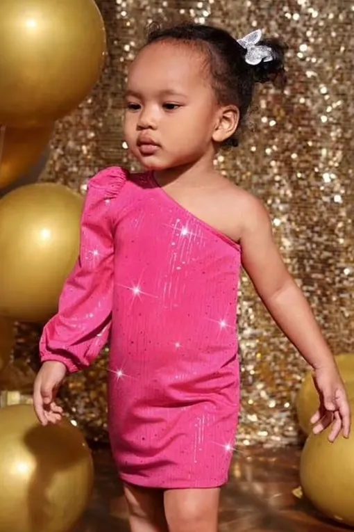 Китайский бренд раскритиковали за продажу откровенных нарядов для малышей
