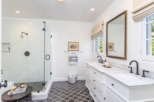 интерьер ванной комнаты в стиле минимализм, необычная плитка под ванную