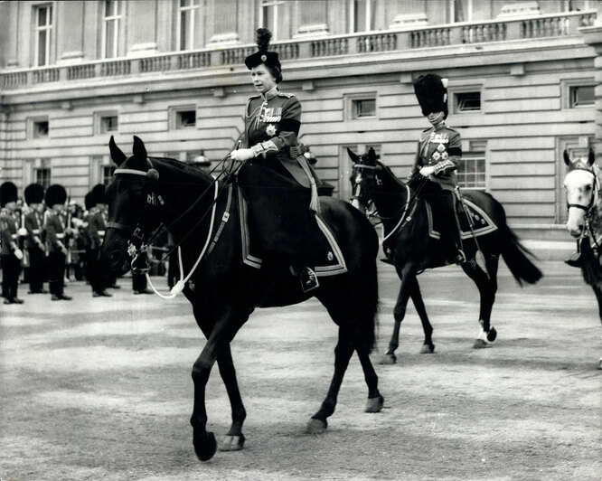 Королева Елизавета на церемонии Trooping The Colour 3 июня 1972 года