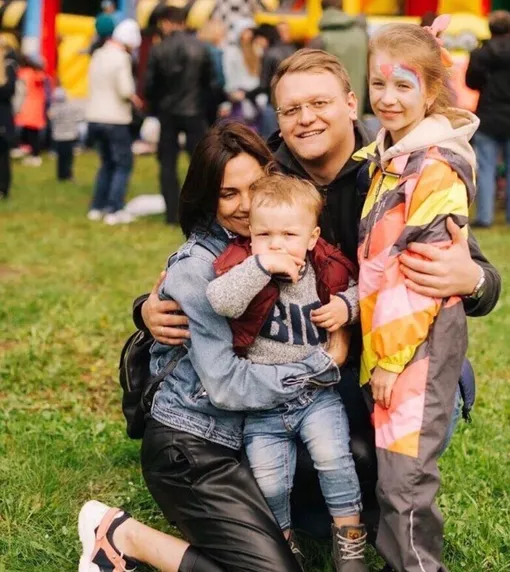 Надежда Ручка с мужем Денисом Боярко, сыном Львом и дочерью мужа от первого брака
