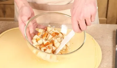 В небольшом сотейнике соедините сливочное масло и измельченный чеснок, растопите на среднем огне, помешивая, 5 минут. Вылейте растопленное масло в чашу, добавьте кубики хлеба, соль, перец по вкусу, перемешайте. Выложите хлеб на противень ровным слоем и запекайте в духовке 10 минут до золотистого цвета. Выньте крутоны из духовки и остудите.