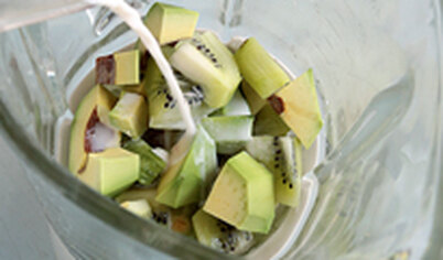 Приготовьте смузи. Очистите половину авокадо и 2 киви от кожицы. Выложите в чашу блендера и залейте миндальным молоком.