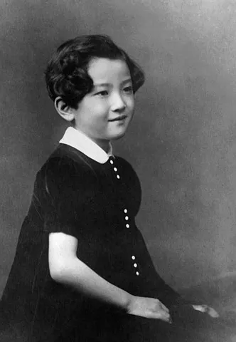 Митико росла как все японские девочки того времени — играя в куклы и читая поучительные истории