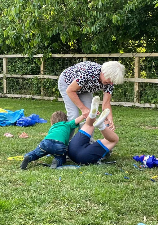 Бабушки Близнецы обожают играть с внуками
