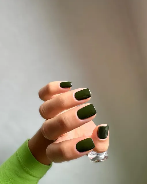 Лаковый маникюр зелёные лакированные ногти фото тренды 2024
