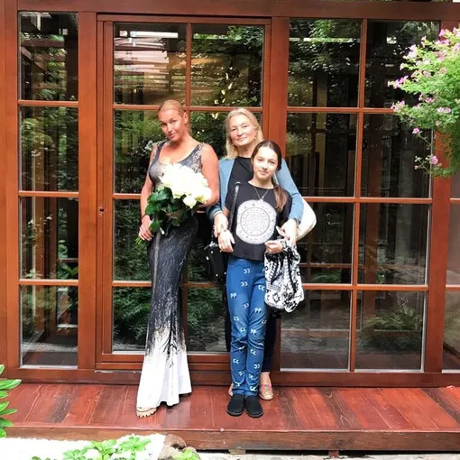 Анастасия Волочкова с мамой и дочкой Ариадной
