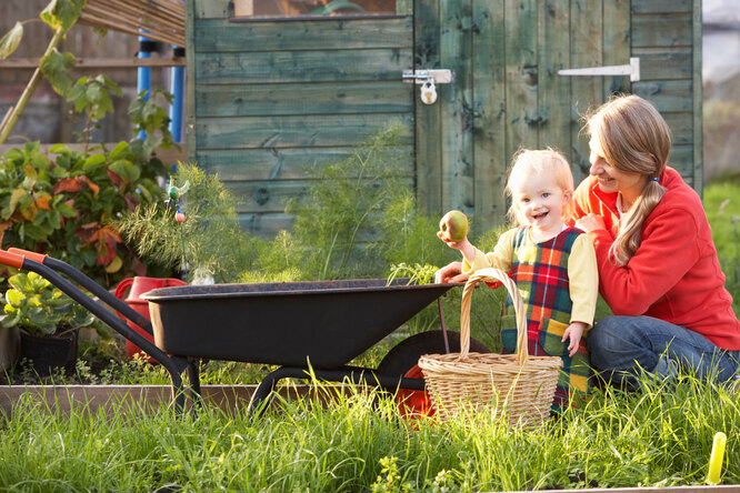 Ребенок на даче: как совместить воспитание и огород