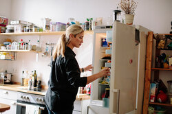 Зачем наклонять холодильник назад? Важные правила установки