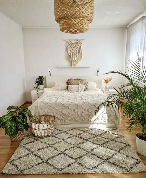 Чистые геометрические узоры ценятся в современном дизайне спальни