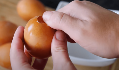 Готовые яйца очистите от скорлупы (чтобы чистить было легче, промойте их холодной проточной водой) и нарежьте кубиками по 5 мм. Также нарежьте докторскую колбасу или ветчину, и готовые картошку и морковь.
