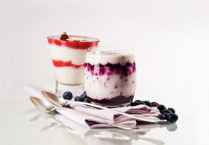 Греческий йогурт с ягодами, завтрак для метаболизма