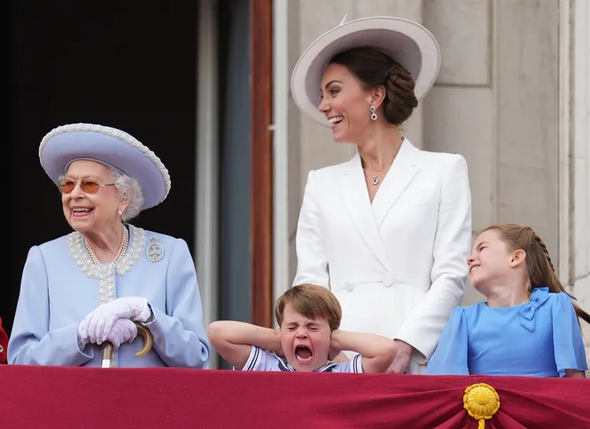 Принц Луи закрывает уши из-за летающих самолетов в 2022 году на параде в честь дня рождения королевы Елизаветы II