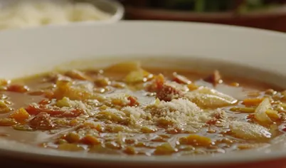 Как только чечевица будет готова, можете добавить шпинат и оставить вариться еще 3-5 минут. Далее добавляйте соль, перец и уксус, чтобы отрегулировать вкус супа из чечевицы по необходимости.
