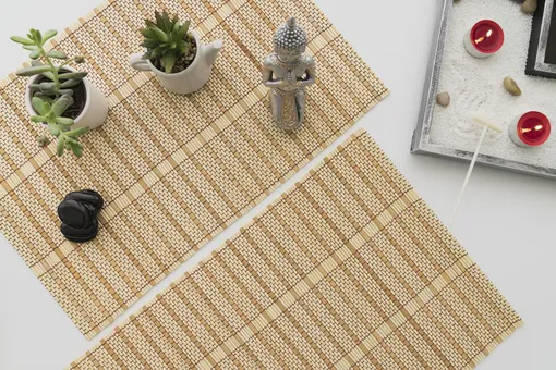 Нам привычнее видеть бамбуковые коврики на столе, но и в качестве напольного изделия они смотрятся весьма эффектно.