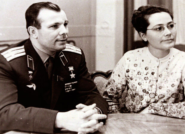 Первый космонавт Юрий Гагарин: биография, фото, полёт в космос, личная жизнь, жена и дети