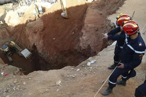 В Марокко третьи сутки пытаются спасти пятилетнего мальчика, упавшего в колодец
