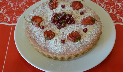 Посыпаем пирог сахарной пудрой и украшаем ягодами. Прекрасный десерт готов, угощайтесь.