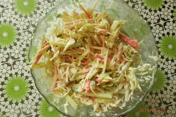 Летний салат с крабовыми палочками