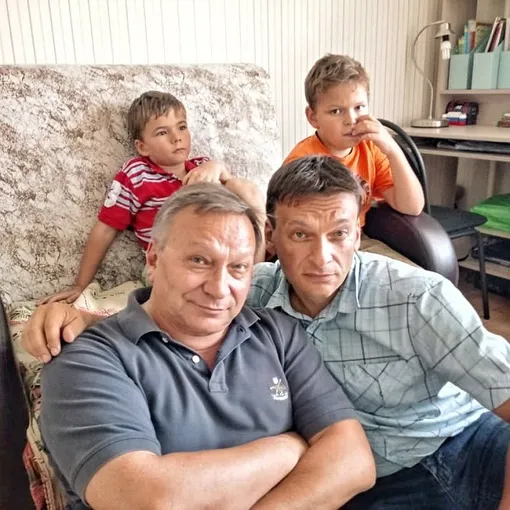 Игорь Угольников с братом и племянниками