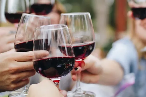 Не пей вина, Гертруда: ученые нашли связь между деменцией и алкоголем