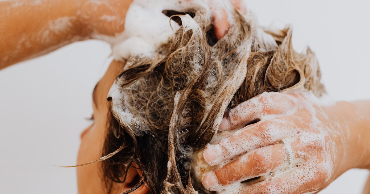 Гель для душа можно мыть волосы. Мытье волос. Вымытые волосы. Девочка моется.