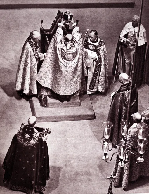 Коронация Елизаветы II: момент водружения короны на голову британской королевы