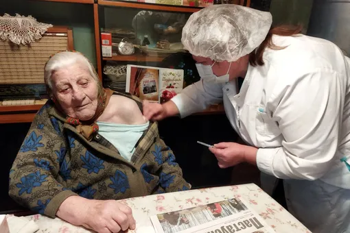 102-летняя жительница Белоруссии сделала прививку от коронавируса