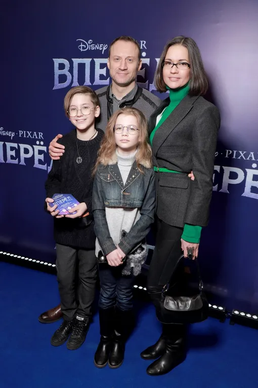 Анатолий Белый с женой и детьми