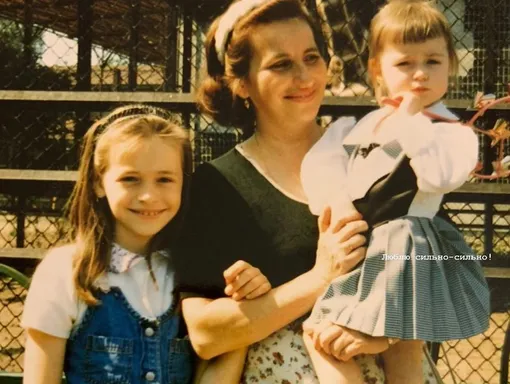 Анна Хилькевич в детстве на руках у мамы. Слева старшая сестра актрисы Наталья