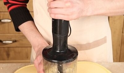 Приготовьте заправку. Вскипятите воду в сотейнике, выложите в нее яйцо комнатной температуры (это важно!) и сразу же снимите сотейник с огня. Дайте постоять 5 минут, затем выньте яйцо и охладите под струей холодной воды. Разбейте яйцо в чашу блендера, добавьте анчоусы, винный уксус, вустерский соус, сок лимона и горчицу, взбейте до однородности.