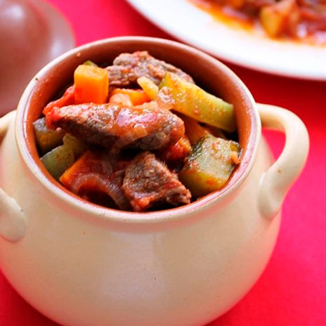 Рецепт азу из говядины с огурцами и картофелем в горшочках Рецепт азу из говядины с огурцами и картофелем в горшочках