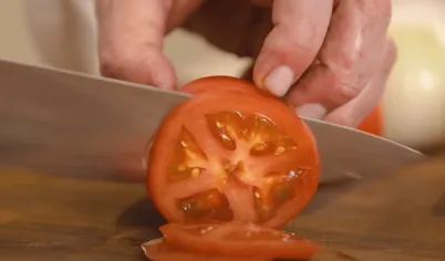 Моем и нарезаем помидоры кружочками. И, вы не поверите, выкладываем поверх лука, добавив приправ, и промазываем майонезом.
