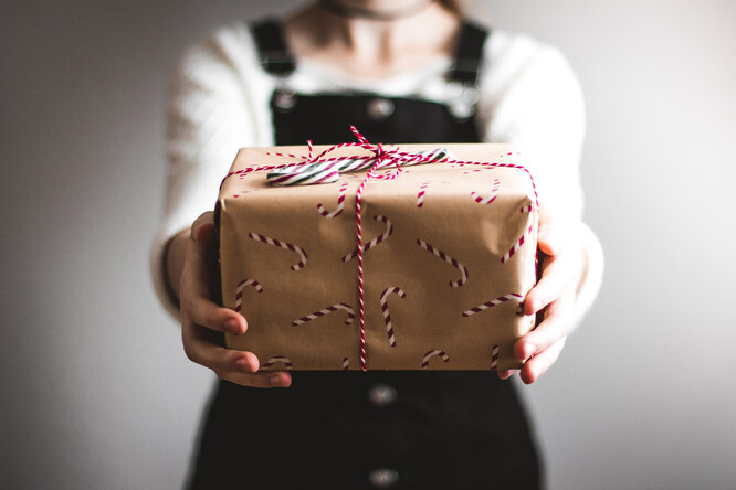 Станьте «Секретным Сантой»: 15 подарков, которые можно подарить коллегам на Новый год
