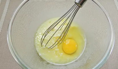 Сливочное масло растопить, взбить с солью и сахарной пудрой. 
Добавить яйцо и снова взбить.