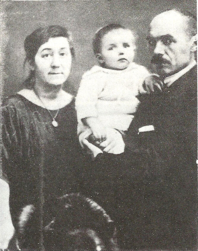 Кузьма Петров-Водкин с женой и дочерью