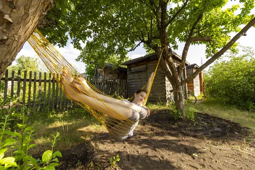 Гамаки и садовые качели — одно из самых лучших изобретений для зоны отдыха на даче