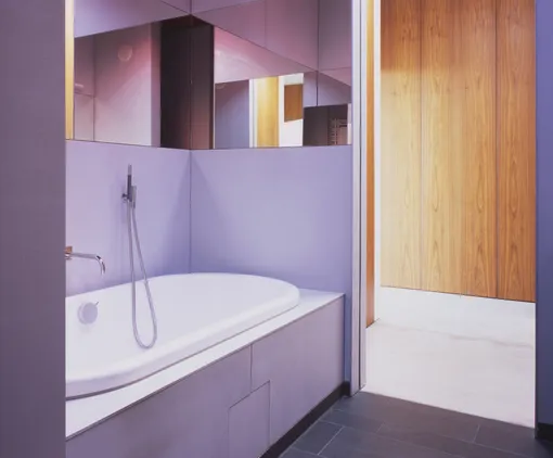 Фиолетовый цвет будет прекрасно сочетаться с белоснежной сантехникой в ванной комнате