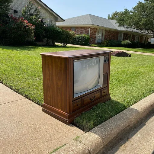 Кинескопный телевизор на улице
