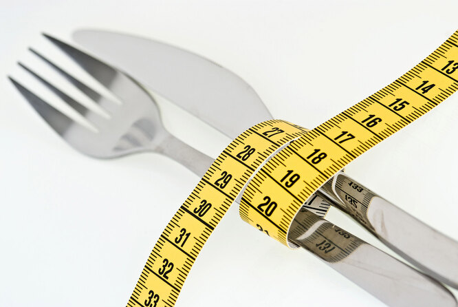 Вилка, нож, измерительная лента, дефицит калорий
