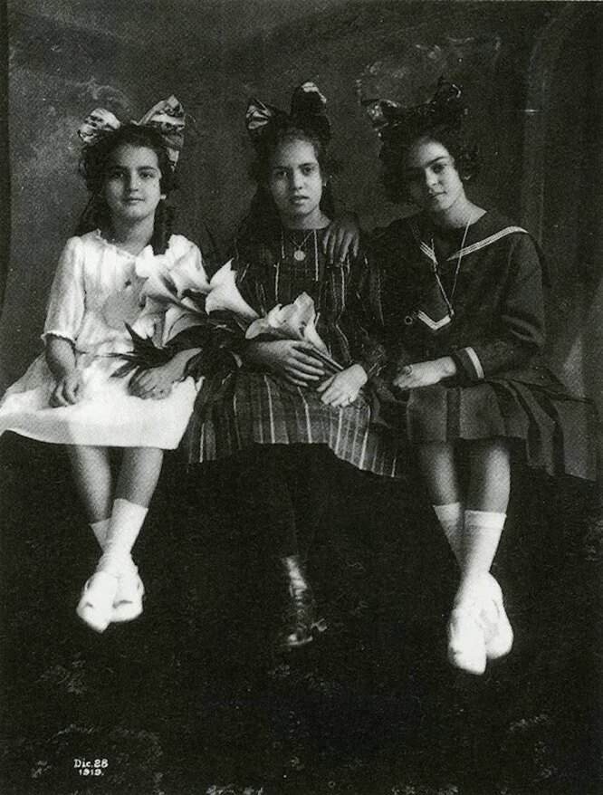 Фрида (справа) с сестрой и подругой